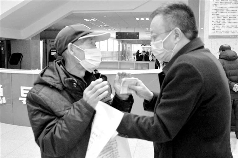 王东升老人（左）还钱，刘小敏坚辞不受。奔流新闻&middot;兰州晨报通讯员 马真金 摄