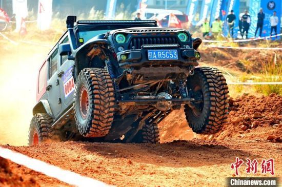 图为现场参加越野挑战赛的越野车。　朱海鹏 摄