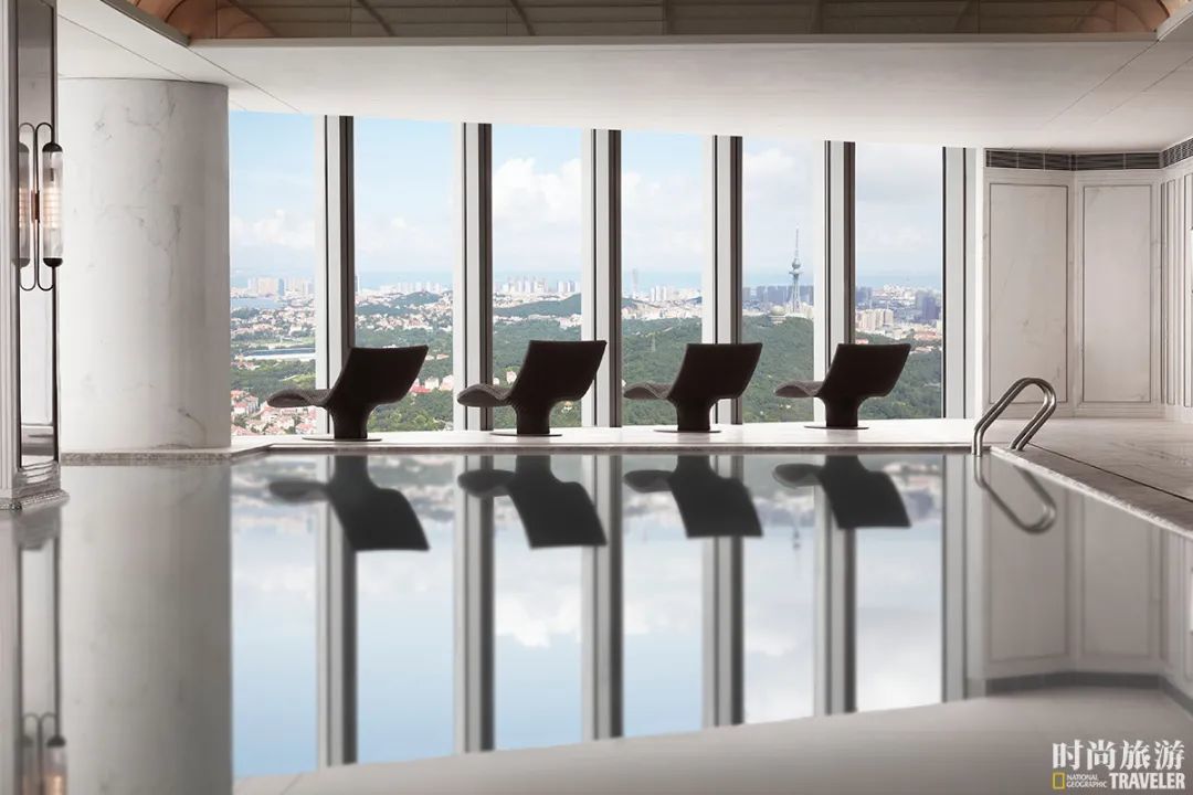 从青岛瑞吉酒店位于58层的泳池亦可俯瞰广阔海岸线景色。