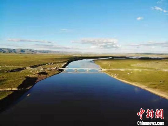 图为夏日的甘肃甘南藏族自治州玛曲县境内的“天下黄河第一湾”（资料图）杨艳敏 摄