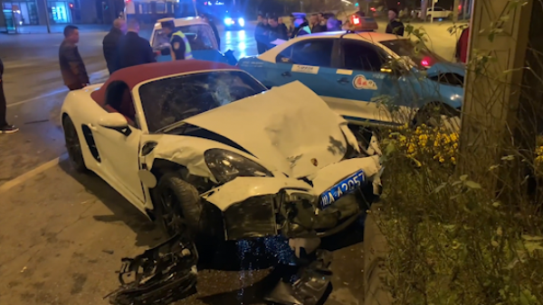 四川什邡一辆保时捷撞上两辆出租车，出租车公司：致一死一伤