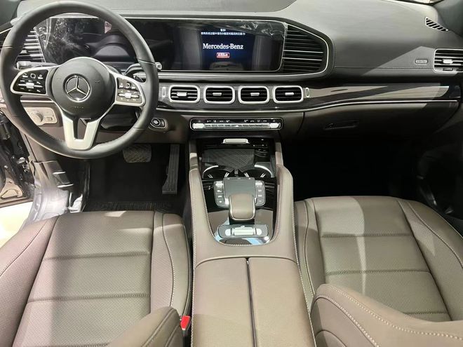2021款奔驰gls450从外观看,恐怕您很难想象它内饰的豪华与舒适,只有