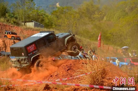 图为江西大余丫山汽车越野基地“JEEP SPIRIT”杯越野挑战赛现场。　朱海鹏 摄