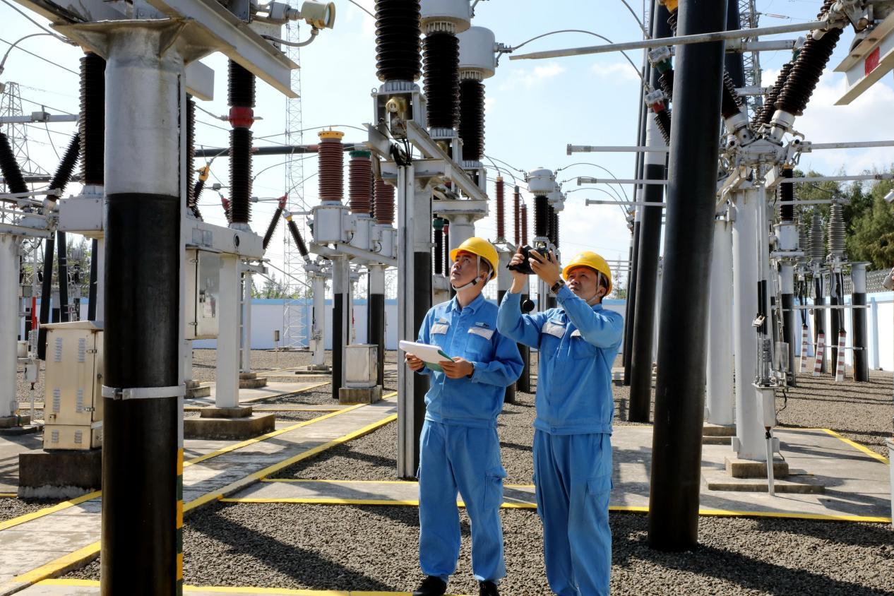 图为 南方电网海南保供电工作人员对变电站设备开展特巡特维