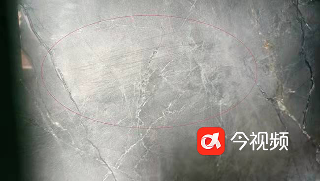 熊女士家蒙娜丽莎品牌瓷砖上擦不掉的铅笔痕迹