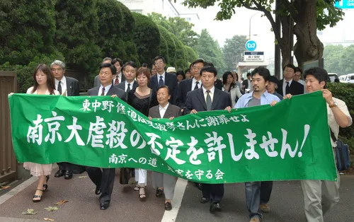 2006年6月30日，南京大屠杀幸存者夏淑琴（前排右四）在日本东京与支持者手持“不许否定南京大屠杀”的横幅走向东京地方法院。新华社记者 吴谷丰 摄