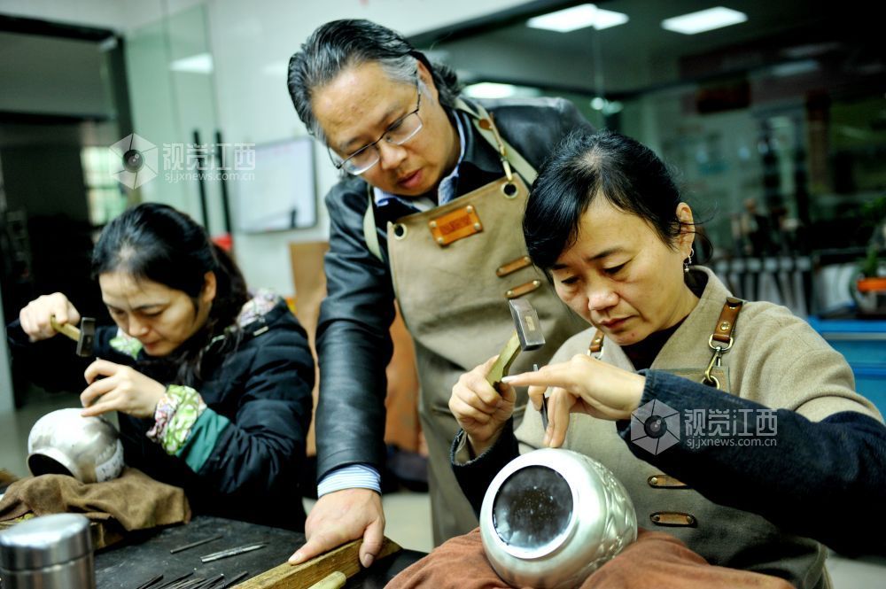 2021年12月17日，江西省贵溪市国家级技能大师、錾铜雕刻“非遗”传承人黄俊军正在指导前来学艺“弟子”学习技艺。