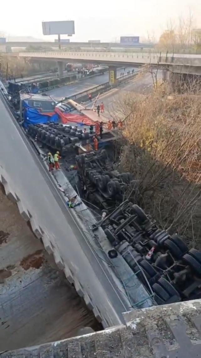鄂咸高速路基坍塌图片