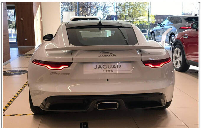 捷豹全新双门跑车实拍进口身份全新外观宝马5系的钱就能买