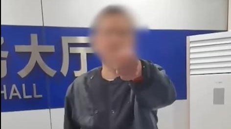 派出所副所长不穿警服态度粗暴 警方通报：已停职