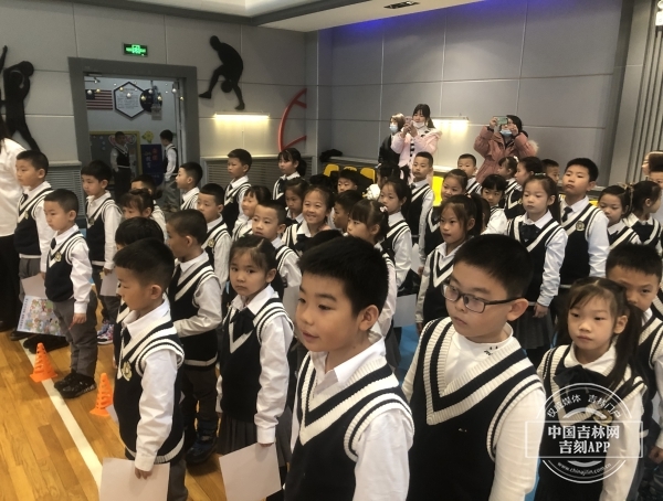 一年级的学生们正排队等待无纸笔测试开始