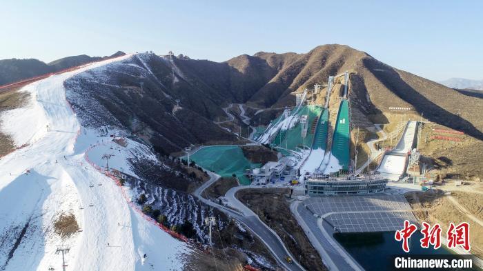 涞源国家跳台滑雪训练科研基地的跳台滑雪群。 翟文涛 摄