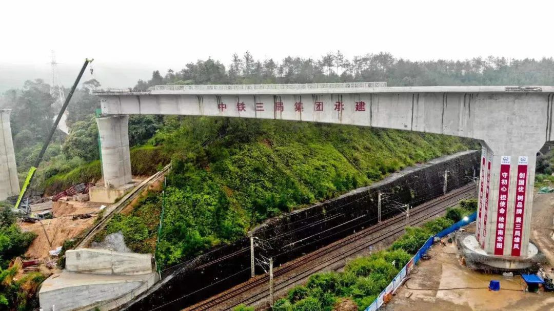 跨越贛粵運河時採用112米系杆拱,跨越105國道,信豐北互通,穿越了整座