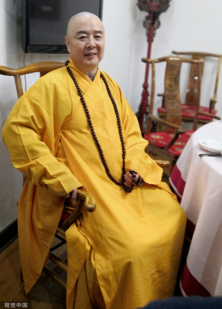 63岁徐少华重现唐僧风采脖挂大串佛珠卖力表演