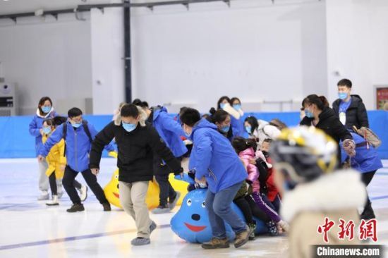 家长带小朋友体验冰上娱乐活动 刘磊 摄