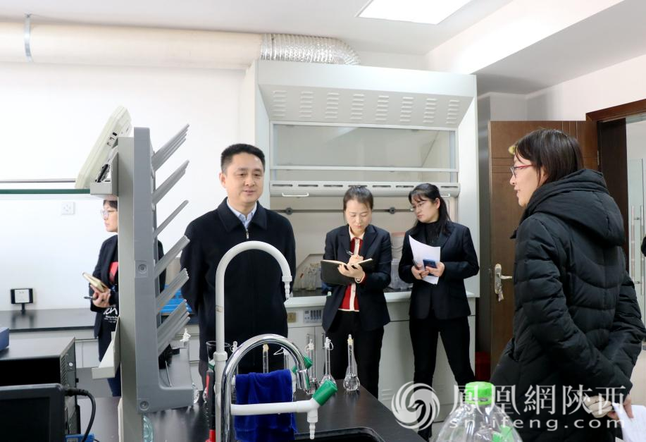 专家组检查咸阳市环境监测站工作