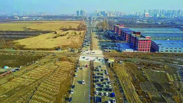 上图：硅谷大街延长线开放交通。 张扬 摄