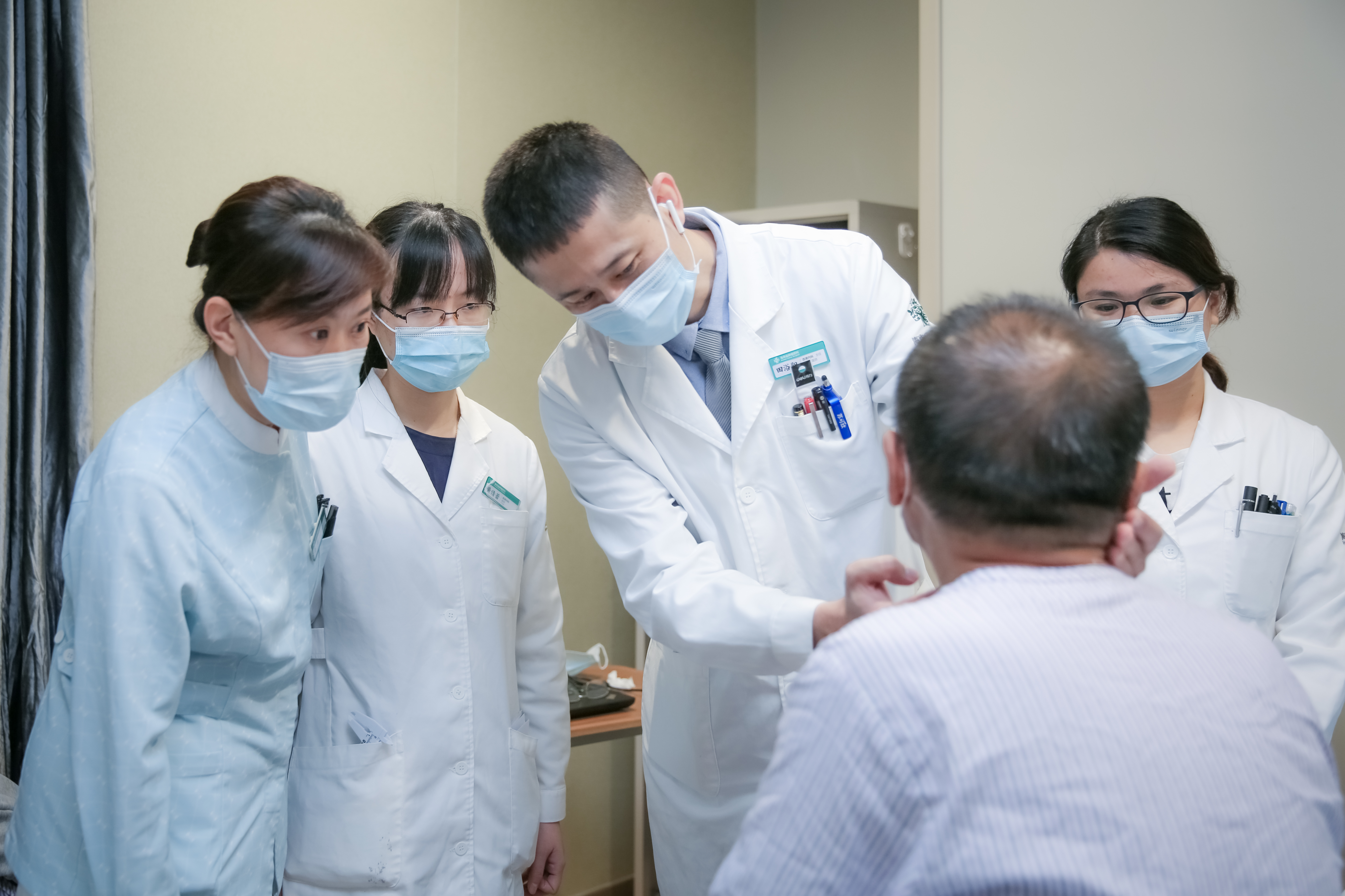 田浴阳(左三)及团队看望患者