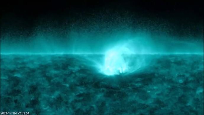 瞧！这就是不同颜色的太阳，它正在爆发中