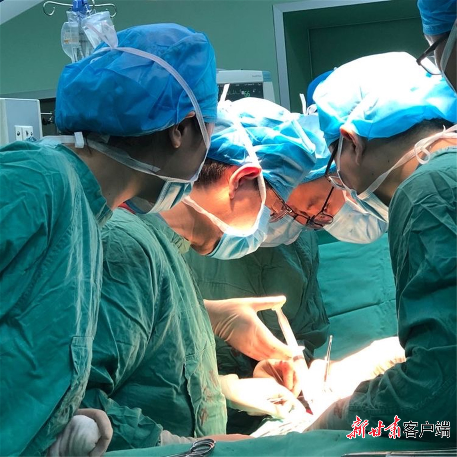 周逢海带领团队完成手术