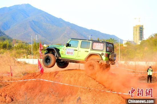图为现场参加越野挑战赛的越野车。　朱海鹏 摄