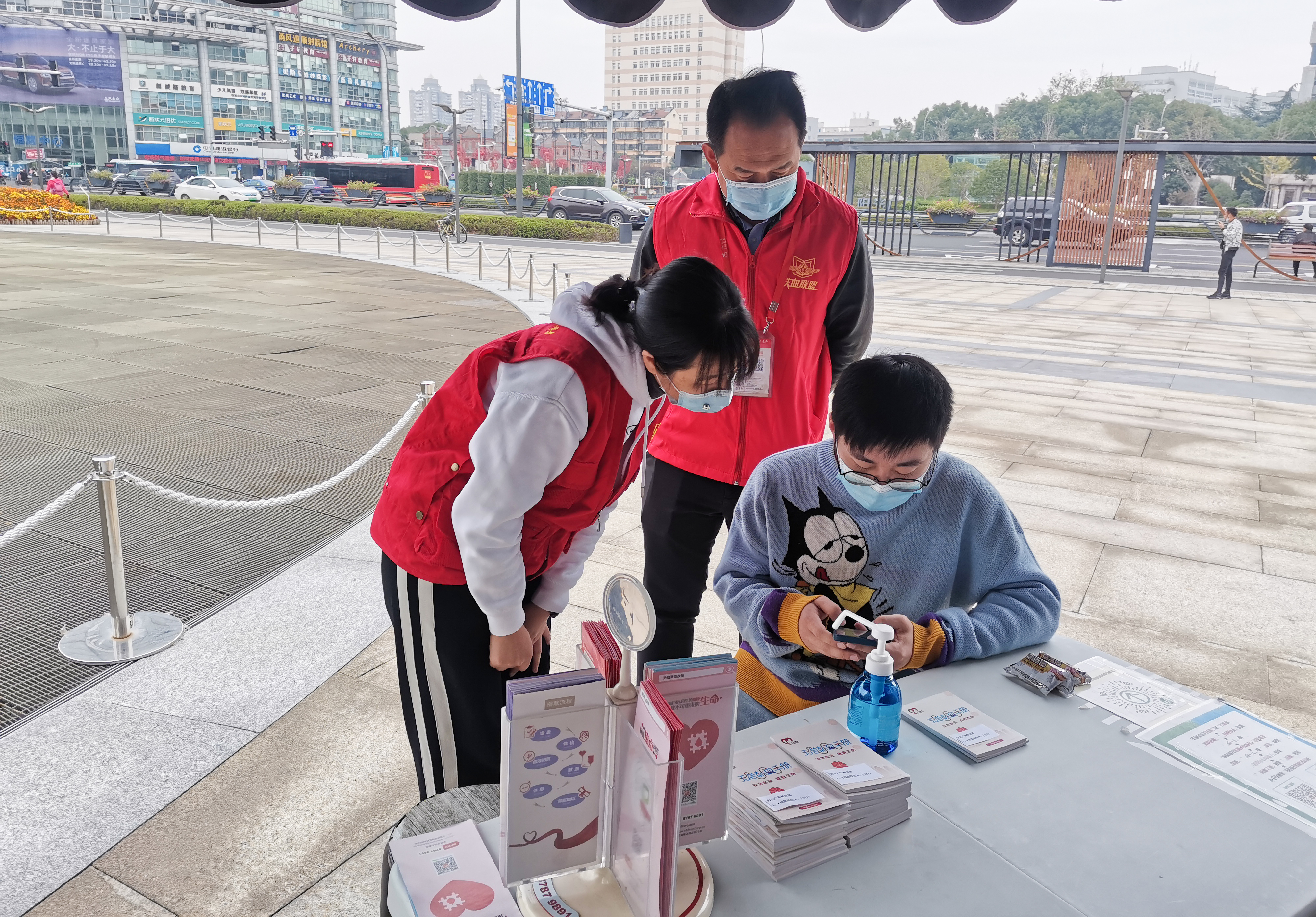 疫情防控期间，市中心血站工作人员多渠道动员市民前来献血