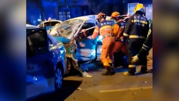 租保时捷与两辆出租车相撞致一人死亡，司机逃逸已被抓获