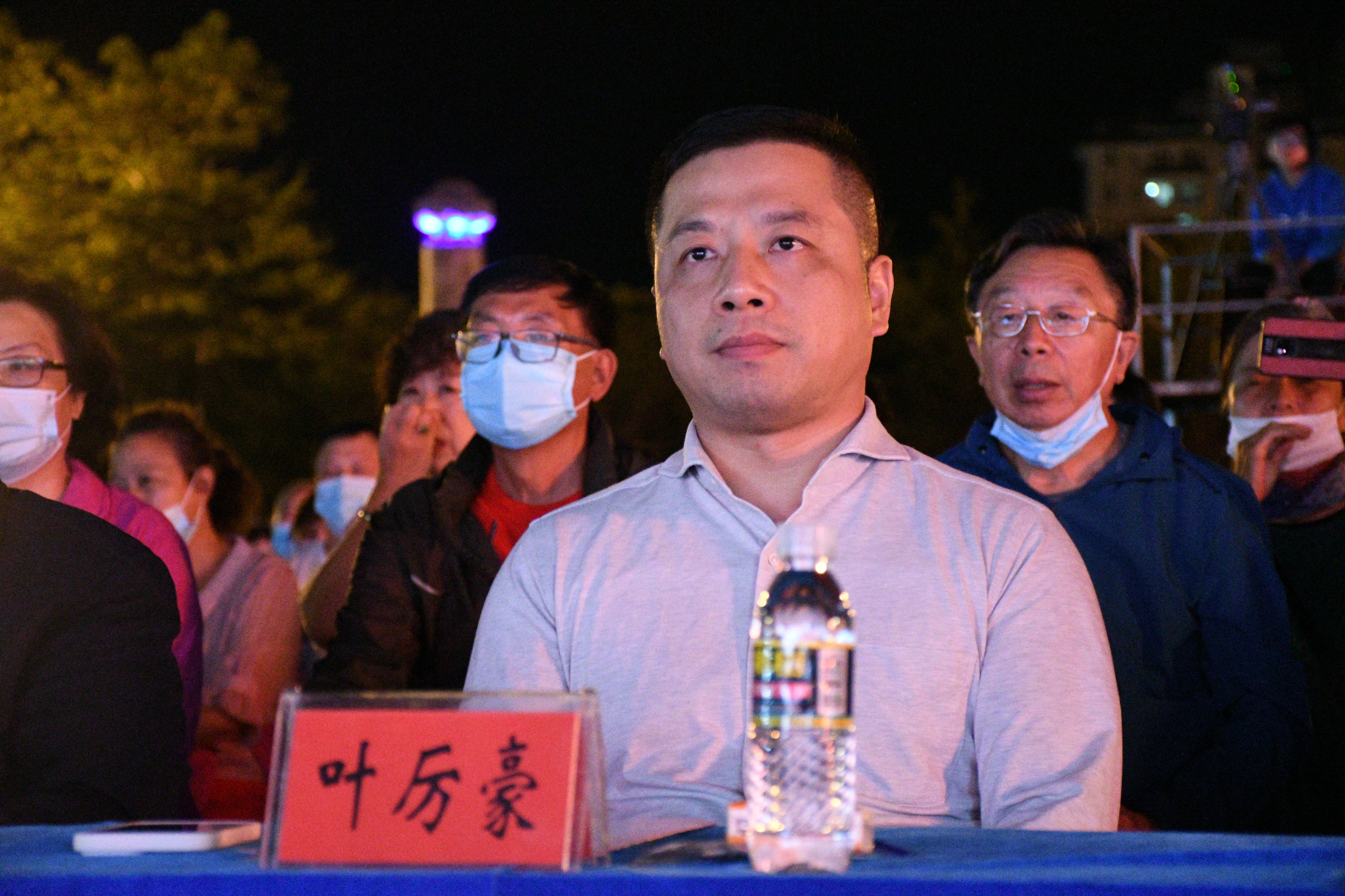 保亭县委常委、宣传部部长叶厉豪出席晚会 凤凰网海南频道 摄