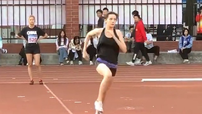 高颜值女大学生跳高走红 肤白貌美身材绝