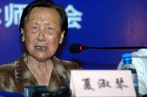 2006年8月23日,南京大屠杀幸存者夏淑琴在新闻发布会上激动万分。当日,对侵华日军南京大屠杀幸存者夏淑琴在南京诉日本右翼侵犯名誉权案,南京市玄武区法院作出判决,原告夏淑琴胜诉。新华社记者韩瑜庆摄