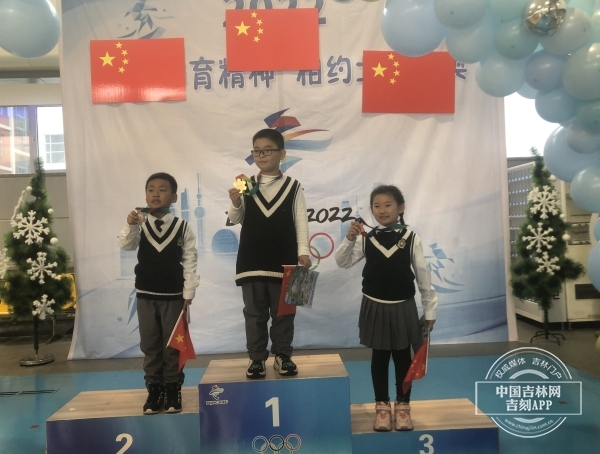 率先完成测试的学生领取奖牌