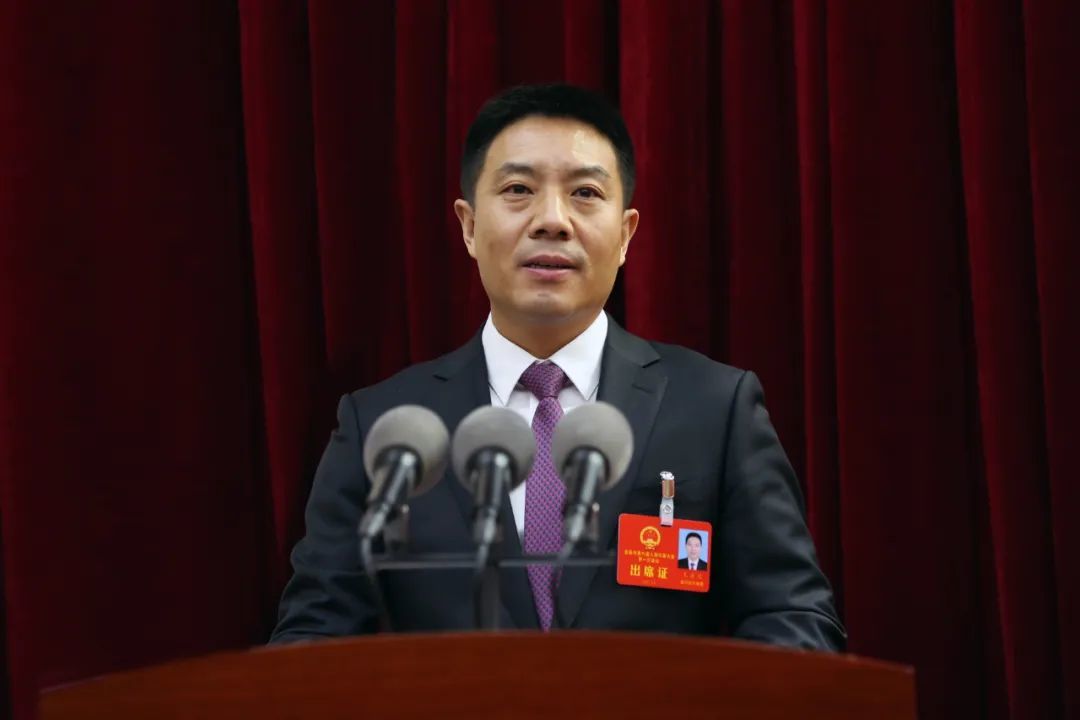 王方太向大会作政府工作报告