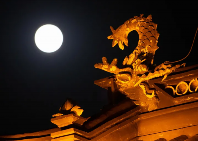 9月21日在南京夫子庙景区拍摄的圆月。新华社发（苏阳 摄）