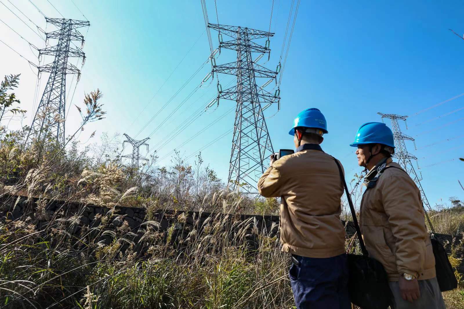 国网宁波市鄞州区供电公司踏霜巡线保供电