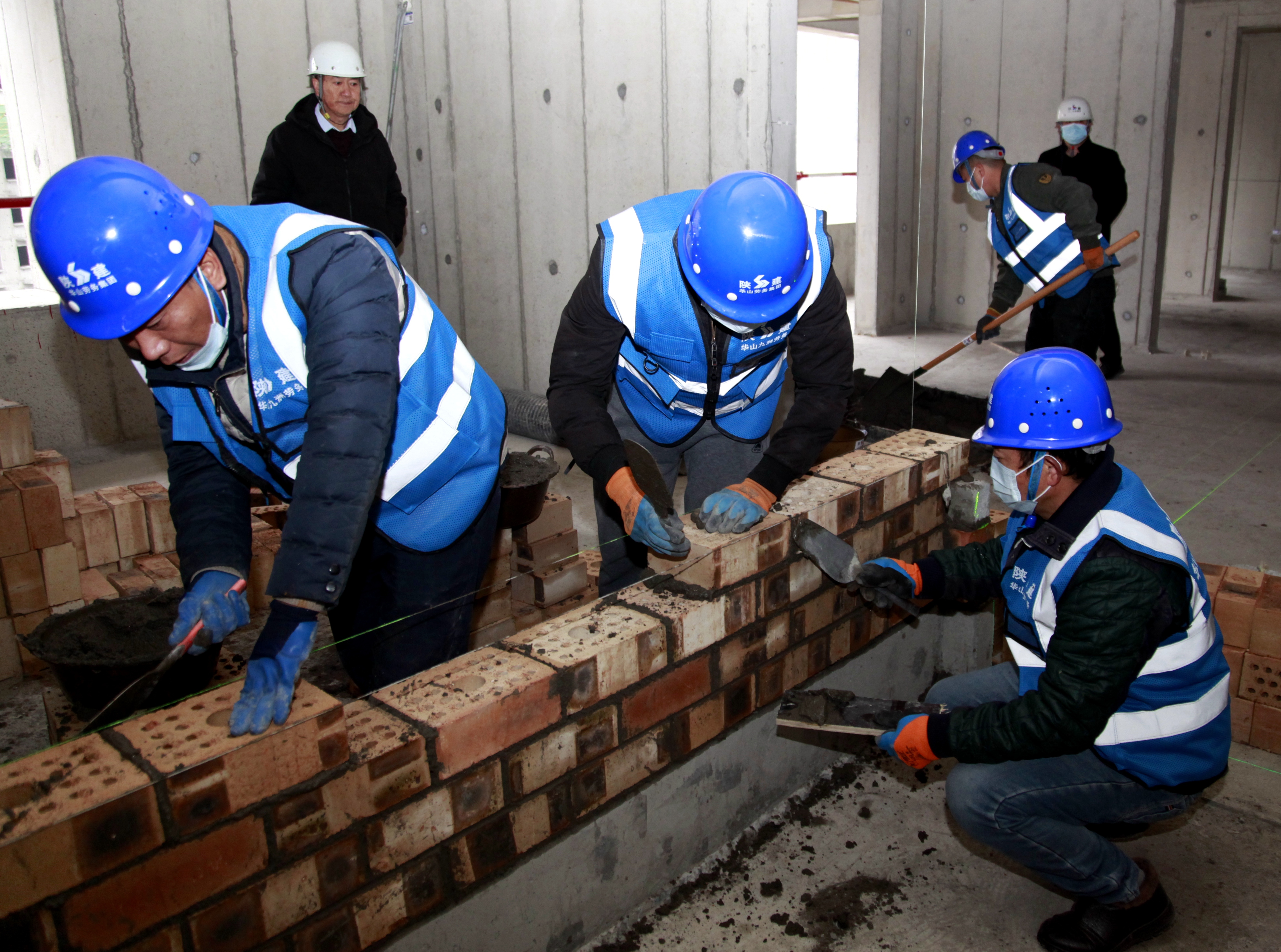 商洛市"第三届建设系统工匠技能比武大赛"在永恒阳光花城项目举行