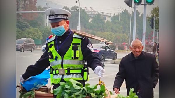 交警帮老人挑担过马路被赞“绿灯下的担当”