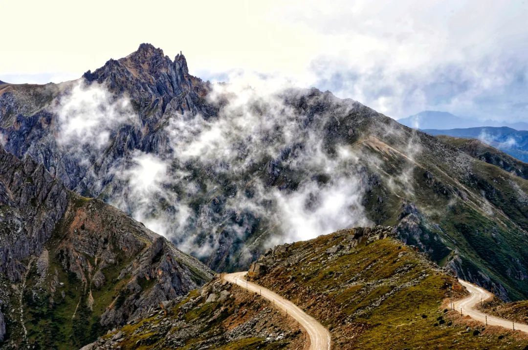 它曾经的康北茶马古道重镇,来往商旅络绎不绝.