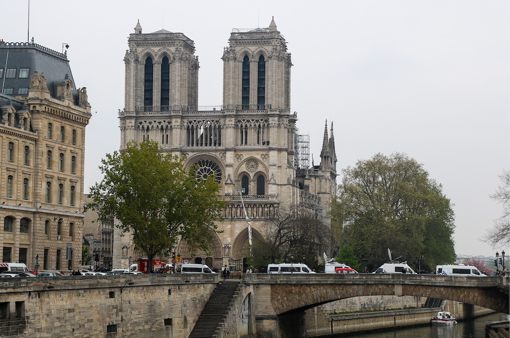 法國近日批準了一項備受爭議的巴黎圣母院內部翻修方案。 視覺中國 圖