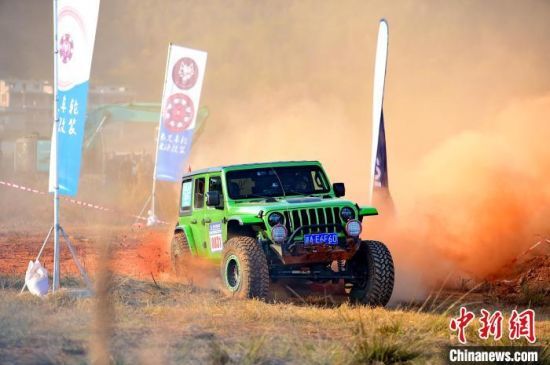 图为江西大余丫山汽车越野基地“JEEP SPIRIT”杯越野挑战赛现场。　朱海鹏　摄
