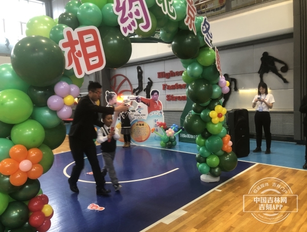 老师带学生体验奥运圣火的传递