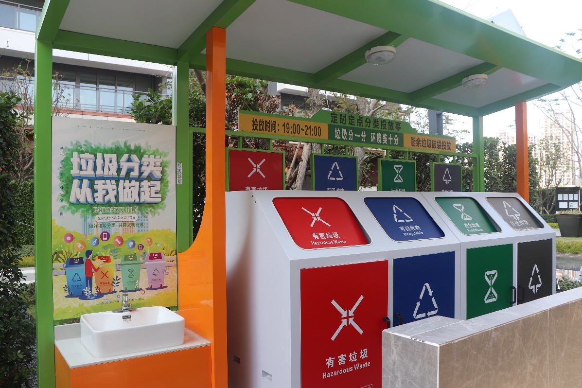 龙湖·原著台垃圾分类投放亭不难发现:垃圾分类是一项集知识与生活