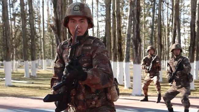 西藏军区组织刺杀操练 解放军整齐列阵杀气十足