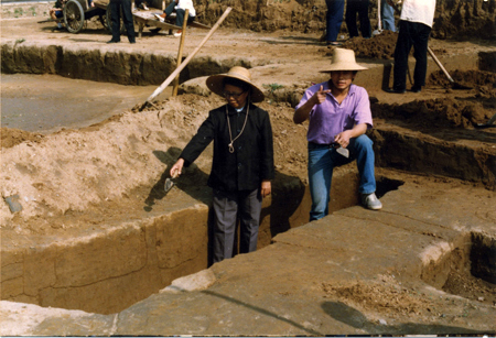 1990年春与青年学者在小屯工地观察现象