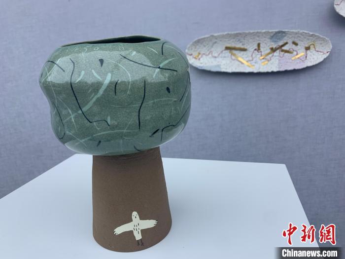 图为柳施亨的作品《rocking tree》。　李韵涵　摄