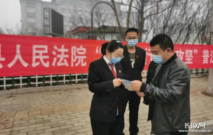 武强县人民法院政法干警走上街头开展执行工作普法宣传活动。