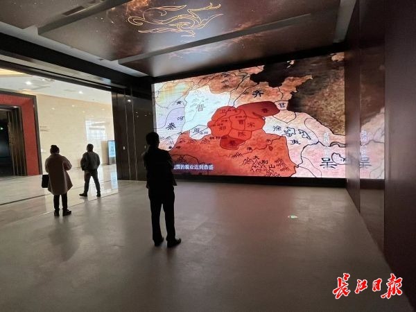 楚国八百年展厅播放视频资料。(资料图) 万建辉 摄