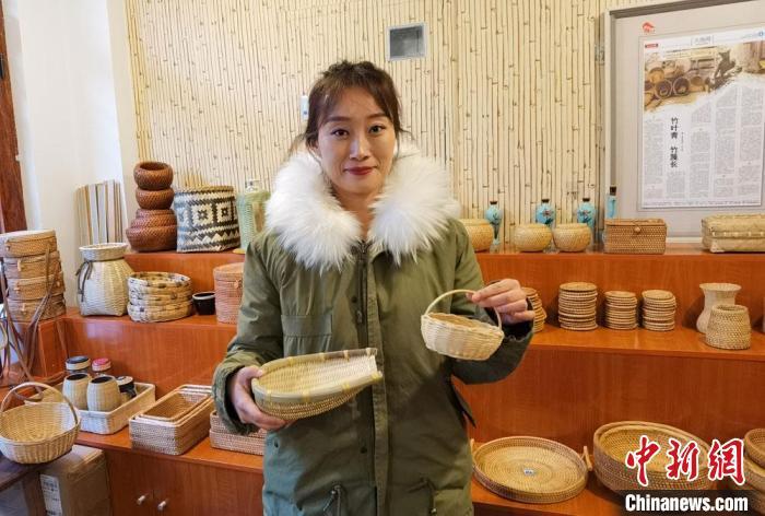 40多种精小玲珑、纯手工制作的新型盛食容器、居家工艺品等,每一件都令人爱不释手。 冯志军 摄