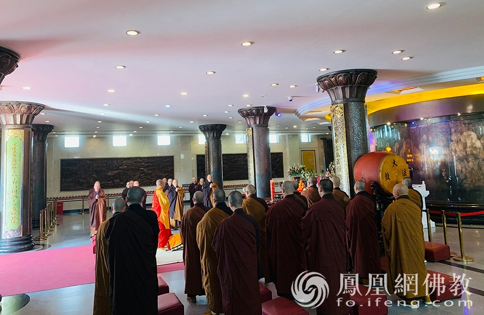 南海观音(西方净苑)抗疫祈福上供法会现场(图片来源:凤凰网佛教 摄影:普陀山佛教协会)