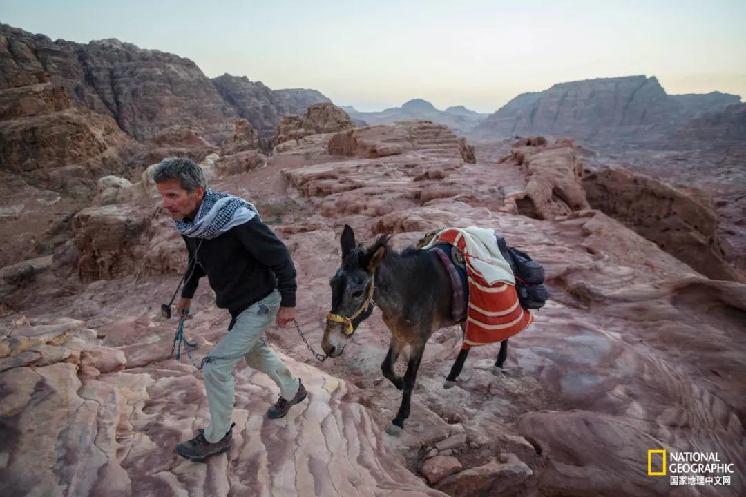 Paul Salopek穿越约旦瓦迪穆萨（Wadi Musa）摄影：JOHN STANMEYER