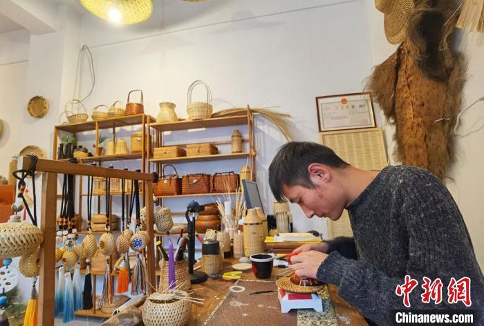 甘肃秦州传统竹编农具接轨“现代生活”:“乡愁”亦可带回家